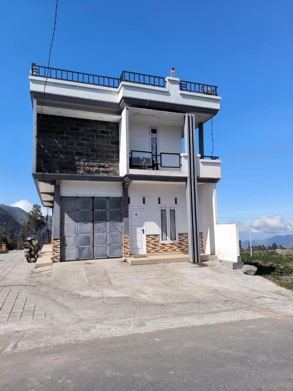 Bromo Semesta Guesthouse Probolinggo Eksteriør bilde